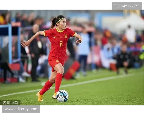 足球明星在野球场的精彩对决展现非凡技艺与激情碰撞的完美瞬间