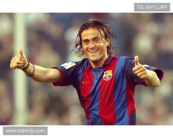 从绿茵场到时尚界足球明星的华丽转身与爱情故事